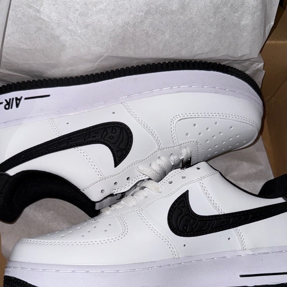 Nike Men's White and Black Air Sneakers